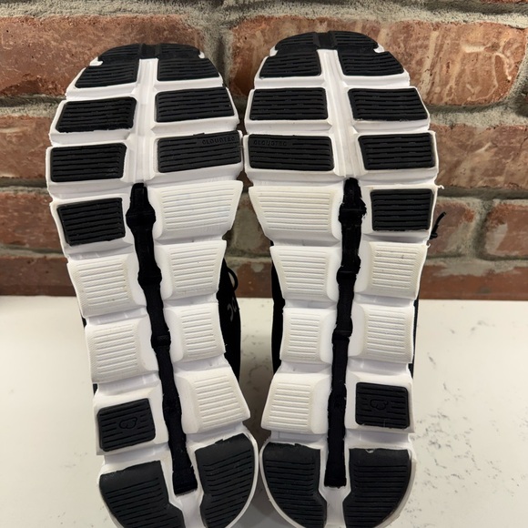 On cloud Running black and white - Picture 6 of 8